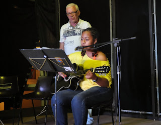 Sthefanie, aluna de violão, se apresenta sob o olhar atento do professor Jorge Elias