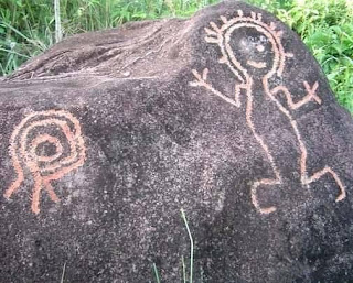Imagen de la piedra del shaman con antiguos petroglifos tallados, reflejando la historia ancestral.