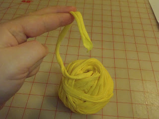 how to roll a ball of yarn with your thumb