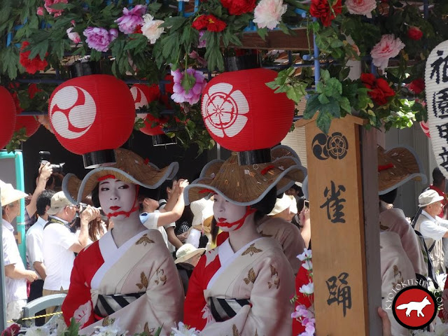 Geisha ou Geiko sur un char au Gion matsuri de Kyoto