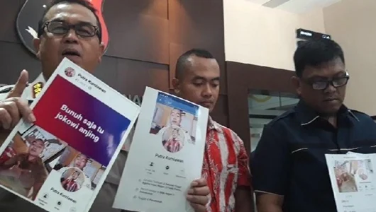 Ditangkap Polisi, Guru Honorer yang Posting Ancaman Bunuh Saja Jokowi Tertunduk Lesu