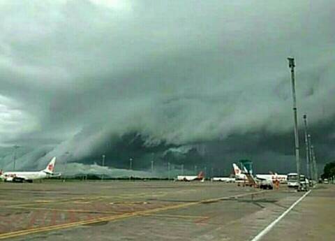 Ada Awan Gelombang Tsunami di Langit Makassar 5 Pesawat ini Tidak Bisa Mendarat