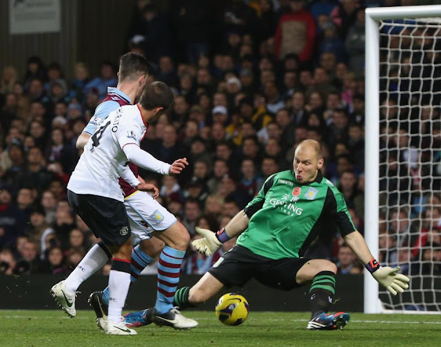 Chicarito hernandez scoring goal vs aston villa