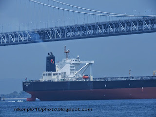 ニコンCoolpixP610で撮影した大船エネオス石油タンカーと瀬戸大橋