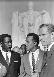 Belafonte (al centro), junto a Poitier y Heston, 1963
