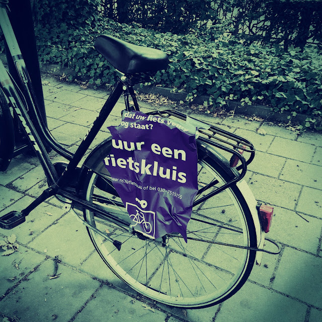 Fiets met fietsluisaffiche