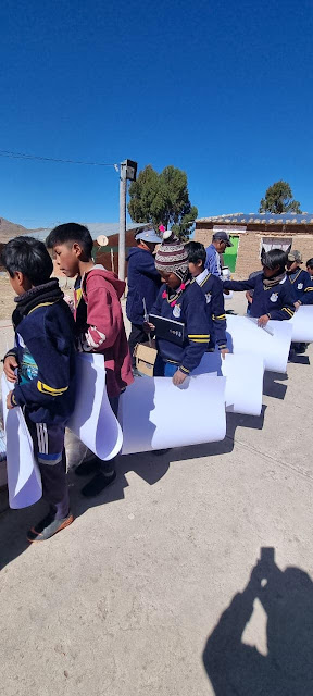 Die Schüler der Bildungseinheiten Cutañiso, Huayllajara, Callamosyani, Hornoni und Bandurani in den Bergen Boliviens haben Schulmaterial erhalten. Bis Freitag, den 02.06.2023 haben somit im Mai weitere 600 Schüler Unterstützung bekommen. Wir danken allen unseren Spendern, denn dank Ihnen erhalten die Kinder in diesen schwierigen Zeiten Hilfe. Ein herzliches Dankeschön.