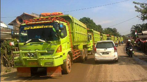 Truk muat pasir - hino parkir area pasir merapi muntilan