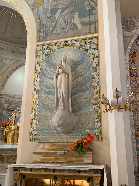 escultura e quadro de Nossa Senhora segurando o globo