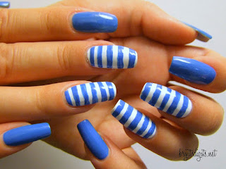 Uñas decoradas en color azul