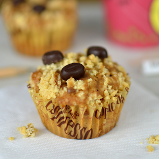 Des Muffins forts de café pour donner un bon coup de fouet à vos matins difficiles, moelleux à souhait et recouverts d'un streusel bien croustillant.