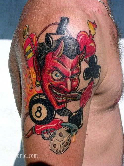 Tatuaje de diablo fumando con bola 8 y dados