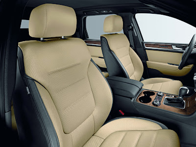 Two-tone leather interior in Beige Pepper - Titanium Black1