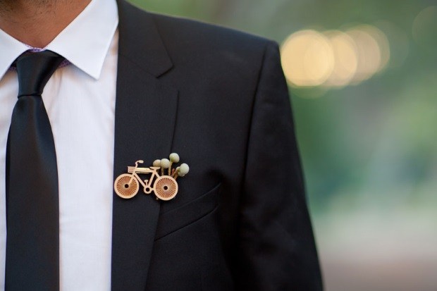 Pin de madera para la solapa del traje del novio, con forma de bicicleta