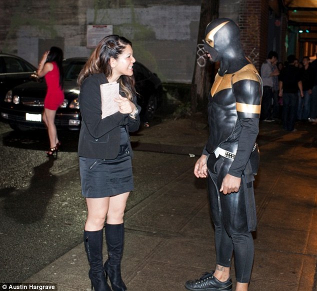 phoenix jones Forma parte de una banda de luchadores contra el crimen civil