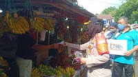 Memutus Mata Rantai Covid-19, Polsek Bekasi Kota Bagikan Masker di Pasar