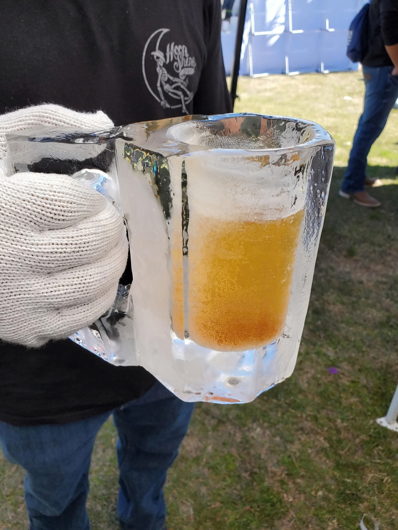 Eiskaltes Bier in einem Bierglas aus Eis. So kalt das das man Handschuhe braucht.