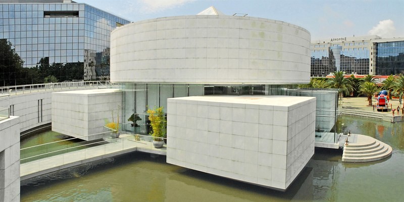 White modern squared museum with fountains