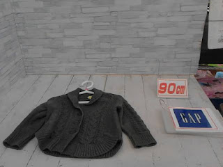 中古品　子供服　９０㎝　GAP　グレー　ニットアウター　３９８円