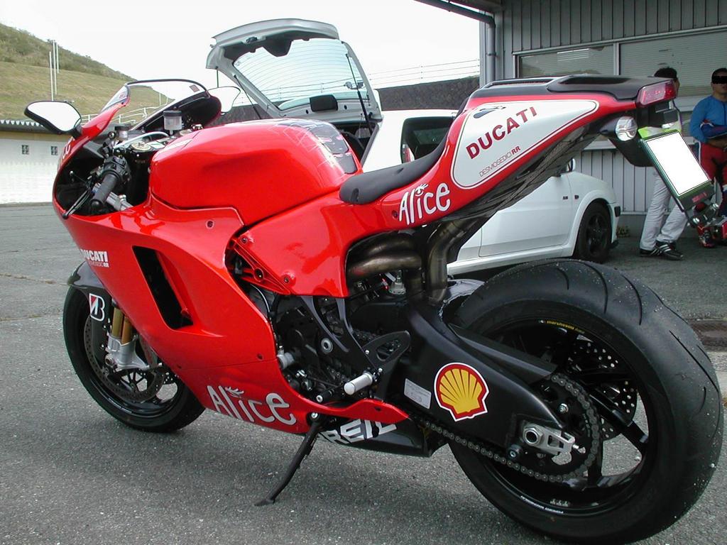 Fast Bikes Online: Ducati Desmosedici RR