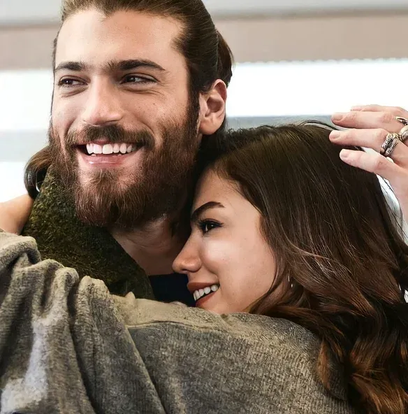 Can Yaman often manages to ignite the world of gossip. He's been in the spotlight since he reconnected with his colleague from Daydreamer - The Wings of Dream, Demet Ozdemir.