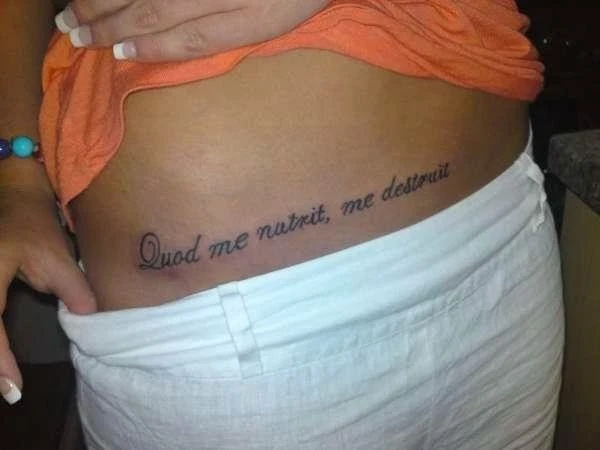 chica con una frase tatuada, tatuajes de frases y letras en mujeres