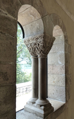 ROMÁNICO EN NUEVA YORK. THE CLOISTERS MET. Claustro de Saint Guilhem Le Desert. Capiteles y columnas 1