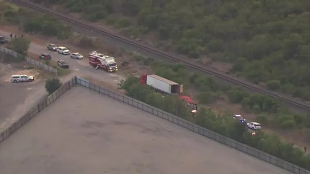 El hallazgo este lunes de los cadáveres de 46 inmigrantes en el interior del remolque de un camión aparcado en las afueras de San Antonio, en la frontera de Texas (EEUU) con México, junto a otras 16 personas que necesitaron asistencia médica urgente, es uno de los sucesos de este tipo con mayor número de víctimas ocurridos en los últimos años.  Los casos en los que son localizados los cadáveres de inmigrantes que trataban de cruzar fronteras ocultos en camiones se repiten con cierta frecuencia por todo el mundo, en especial en Norteamérica y en Europa.  – El suceso reciente más grave de estas características se produjo en Austria en agosto de 2015, cuando la Policía encontró 71 cadáveres en el interior de un camión frigorífico abandonado en la cuneta de la autopista A4, entre el lago Neusiedl y la localidad Parndolrf, en el este del país. El camión había entrado desde Hungría.  – Quince años antes, en junio de 2000, fueron hallados en Dover (Inglaterra) los cadáveres de 58 chinos que murieron asfixiados dentro de un camión frigorífico al apagarse el sistema de refrigeración. El vehículo había llegado por ferry al puerto británico procedente de Bélgica.  – En abril de 2008 murieron asfixiados 54 inmigrantes birmanos indocumentados cuando eran transportados en un camión de pescado en el suroeste de Tailandia, cerca de la frontera con Birmania.  – Un año después, en abril de 2009, las autoridades pakistaníes encontraron los cuerpos de 44 inmigrantes dentro de un camión contenedor en el que había unas 150 personas, en su mayoría afganos, en el sur oeste de Pakistán.  – En octubre de 2019 fueron hallados los cadáveres de 39 personas en un camión frigorífico abandonado en un polígono de la localidad de Grays, al este de Londres, que había entrado en el Reino Unido desde la localidad belga de Zeebrugge. El contenedor que ocupaban las víctimas procedía de Bulgaria.  Y en Estados Unidos  En el caso de Estados Unidos, varios de estos sucesos se han registrado en el estado sureño de Texas, fronterizo con México, el país a través del que muchos inmigrantes procedentes de Latinoamérica intentan entrar en EE.UU.  – En mayo de 2003 la policía halló 17 cadáveres en un camión tráiler que había sido abandonado en una estación de servicio en las proximidades de Victoria (Texas), a unos 250 kilómetros de la frontera con México, y que transportaba 70 inmigrantes.  Los fallecidos murieron a causa de las altas temperaturas, que alcanzaron los 78 grados dentro del camión. Varios de los supervivientes tuvieron que ser hospitalizados y dos de ellos murieron posteriormente. En 2007, el conductor del camión fue condenado a cadena perpetua.  – En julio de 2017 la policía encontró 8 fallecidos, también por asfixia o golpe de calor, entre los 39 inmigrantes indocumentados que halló en la parte de carga de un camión estacionado en el aparcamiento de unos grandes almacenes en San Antonio (Texas). Los 31 supervivientes fueron trasladados al hospital, diecisiete de ellos en estado crítico, y dos de ellos murieron. Entre los fallecidos había dos menores.  – En marzo de 2021 una camioneta en la que viajaban 25 personas y que había entrado en Estados Unidos por un agujero en la valla fronteriza se estrelló contra un camión a unos 48 kilómetros de la frontera, en el Valle Imperial (California), en un accidente que dejó 13 muertos, diez de ellos mexicanos.  EFE