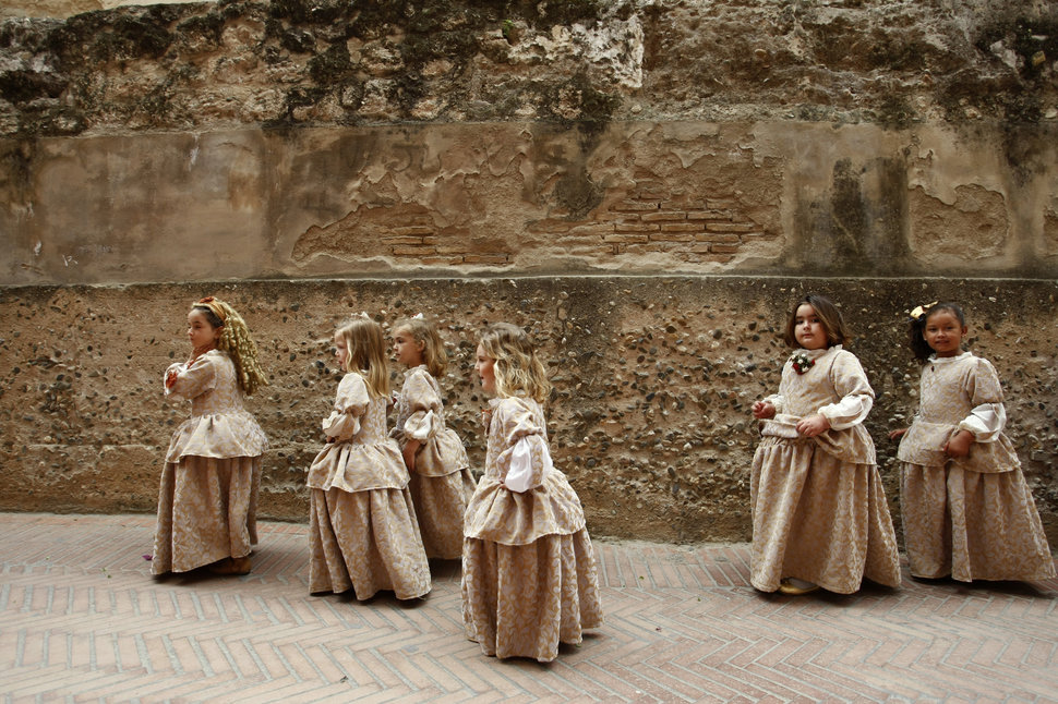 30 Beautiful Pictures Of Girls Going To School Around The World - Spain