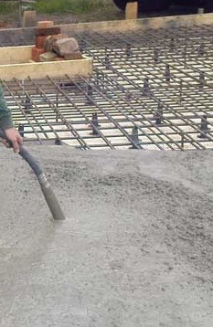 Mechanical compaction of concrete with vibrator