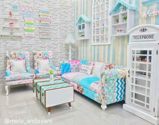 Interior rumah bernuansa biru cerah bergaya shabby chic