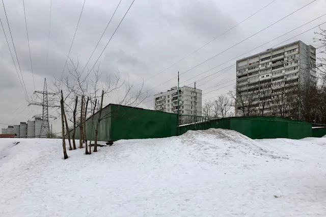 Керченская улица, Болотниковская улица, Парк на Керченской (парк «Два медведя»), гаражи