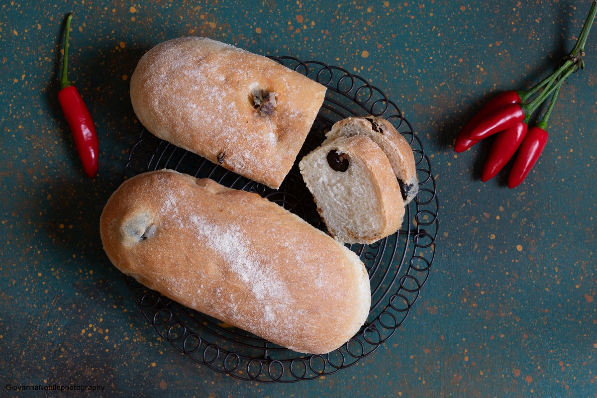 Baguette con pomodori secchi, olive e semi di finocchio