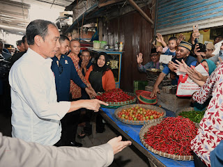 Presiden Republik Indonesia Joko Widodo, Meninjau Langsung Stok dan Harga Bahan Pangan di Pasar Baru, Karawang, Jawa Barat