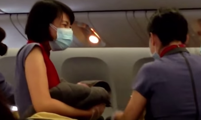 Partorisce in volo con lʼaiuto del personale: figlio volerà gratis a vita con la compagnia