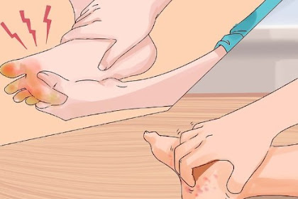 15 Best Home Remedies for Sweaty Feet and Hands (Symptoms, Causes, and Prevention) 