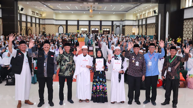 Wujud Kesyukuran, Bupati Wajo Terima Langsung Jamaah Haji Kloter 21 di Makassar