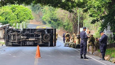 Camión militar volcó en Chalatenango 