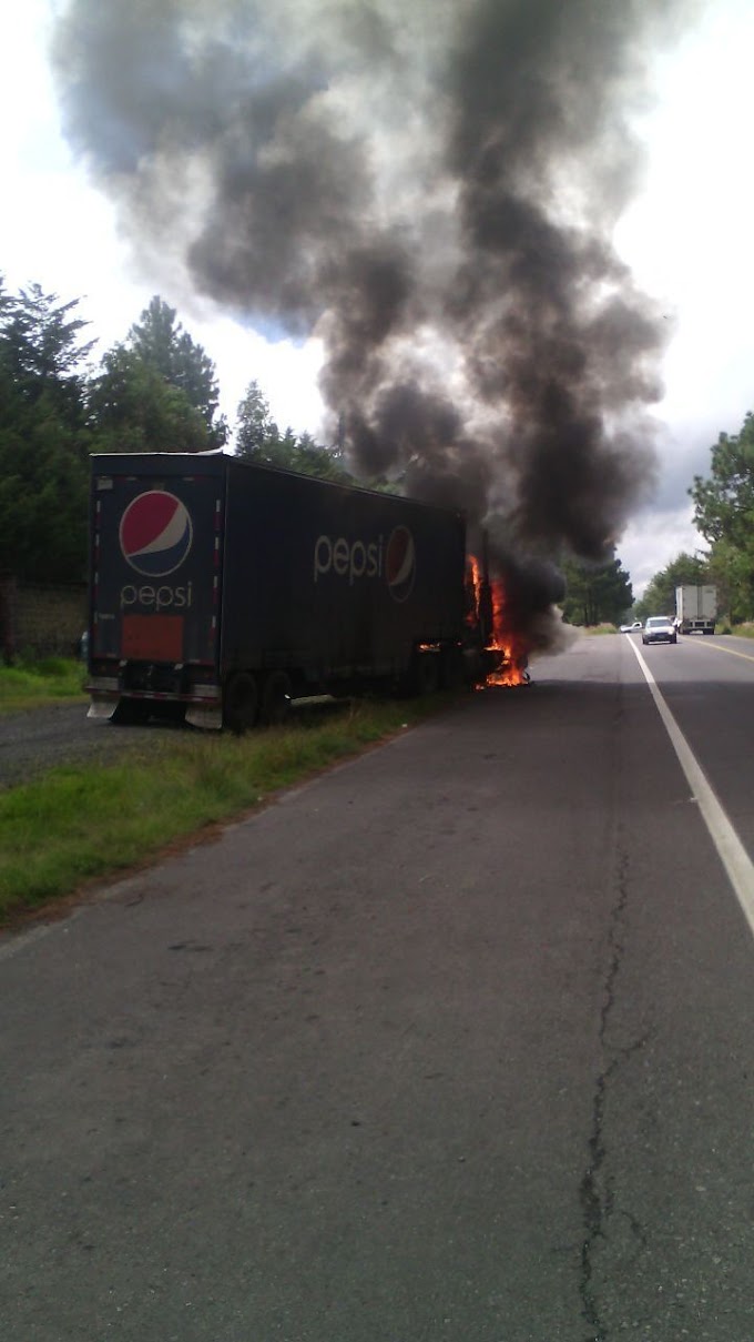Estados/ Normalistas incendian vehículos en Michoacán