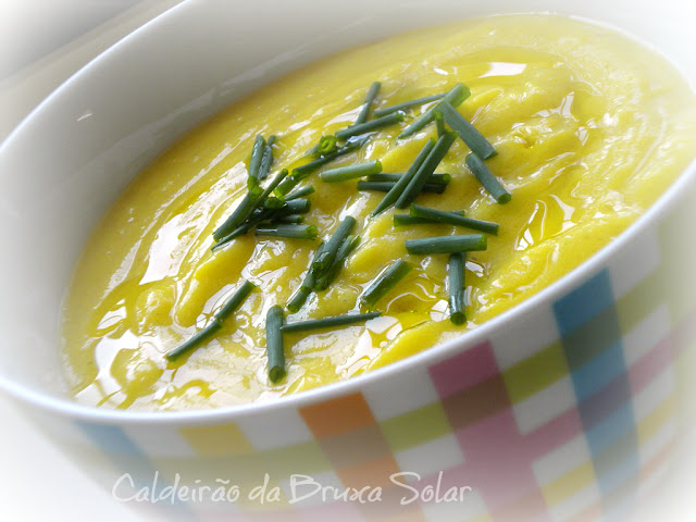 sopa cremosa de milho com especiarias