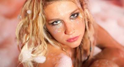 kesha sexy semi desnuda en la ducha