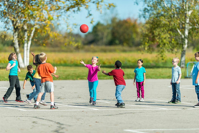 Mumball/ Mum-ball is a fun game to play as a brain break or for inside recess.  Learn the rules of playing mum-ball.