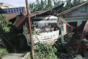 Truk Kontainer Tabrak Rumah Warga di Tambangan Tebing Tinggi