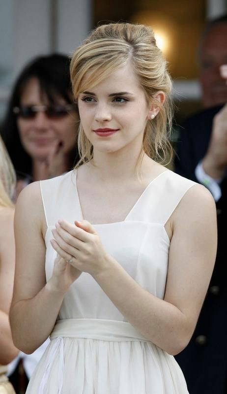 Instagram DP and Facebook DP Images Emma Watson images, she is one of the youngest actors who started the movie from the Harry Potter Series. Emma holds the estimated net worth of around $70 million. #EmmaWatson #Beauty #USA #hollywood #Wallpapers #actress #beautyIdeas Harry Potter stuff