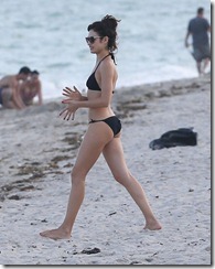Olga-Kurylenko-Wearing-Sexy-Black-Bikini-At-The-Beach-In-Miami-10