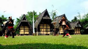 rumah adat sunda di kampung budaya sindang barang