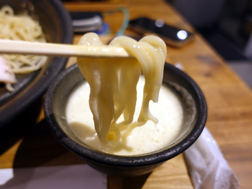 Mugi to Tori 麦×鶏 [Osaka, JAPAN] - Best amazing chicken paitan broth ramen (鶏白湯拉麺) near Shinsaibashi, sea urchin flavor, cappuccino-style foam.