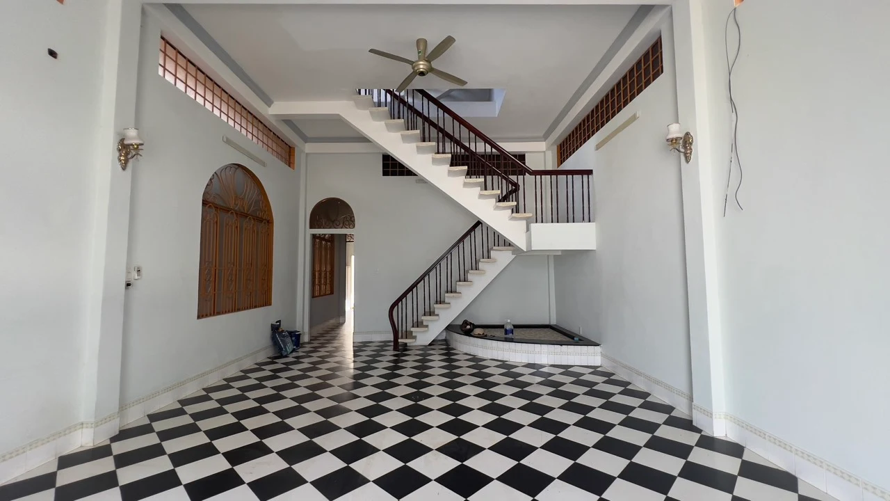 Cho Thuê Nhà Mặt Tiền Quốc Lộ Tây Hòa - 1 Trệt, 2 Lầu, 4 Phòng Ngủ.
