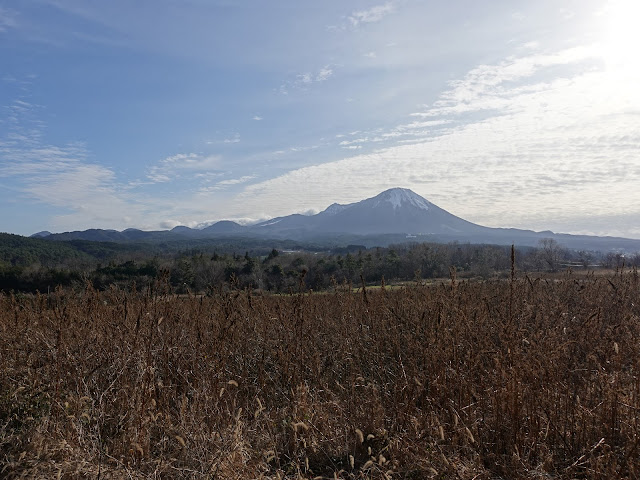 日下の丘の上の田畑の農道からの大山の眺め