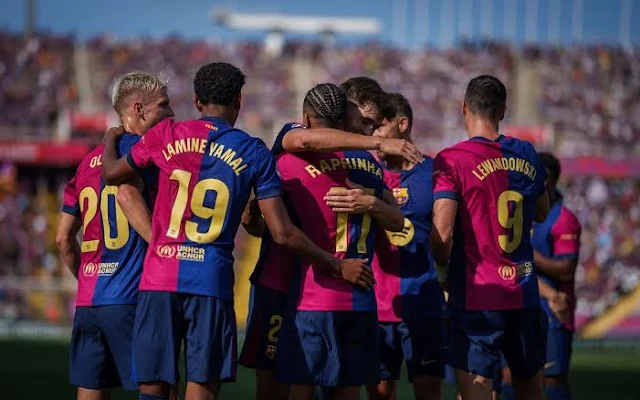 Le FC Barcelone affronte Benfica en huitièmes de finale retour de Ligue des Champions dans un contexte lourd d'émotion. Le club catalan rendra hommage au docteur Carles Miñarro, médecin de l'équipe première, décédé brutalement. Minute de silence et hommage  L'UEFA a exceptionnellement accepté d'adapter son protocole pour permettre une minute de silence avant le coup d'envoi. Les joueurs, exemptés de conférence de presse pour respecter leur deuil, rendront ainsi un dernier hommage à leur médecin. La direction du Barça a assisté aux funérailles de Carles Miñarro, en présence de Joan Laporta, Deco et d'autres membres du club. Marc-André ter Stegen, blessé, était le seul joueur présent. La veille, les joueurs avaient participé à la veillée funéraire, où Emilio Butragueño, représentant du Real Madrid, était présent pour témoigner de la solidarité du club rival. Un match chargé d'émotion  Les joueurs du Barça devront surmonter leur chagrin pour se concentrer sur ce match crucial. Hansi Flick a assuré que l'équipe jouerait pour honorer la mémoire de Carles Miñarro. Cependant, ils devront rester concentrés face à une équipe de Benfica déterminée à renverser la situation. Ce match sera bien plus qu'une simple rencontre sportive pour le FC Barcelone. L'émotion sera palpable, mais les joueurs devront se transcender pour atteindre leur objectif et rendre hommage à un homme qui a marqué le club.